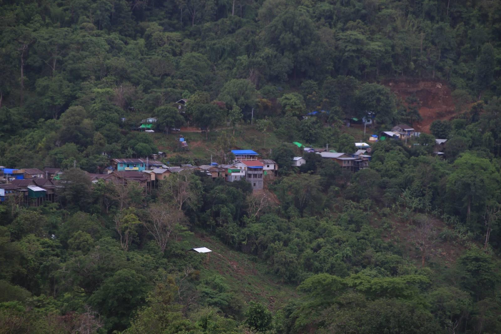 ပုံစာ-တောင်ကုတ်ကားလမ်းကို အမှီပြုစီးပွားရှာရသည့် ညောင်ကျိုးကျေးရွာ