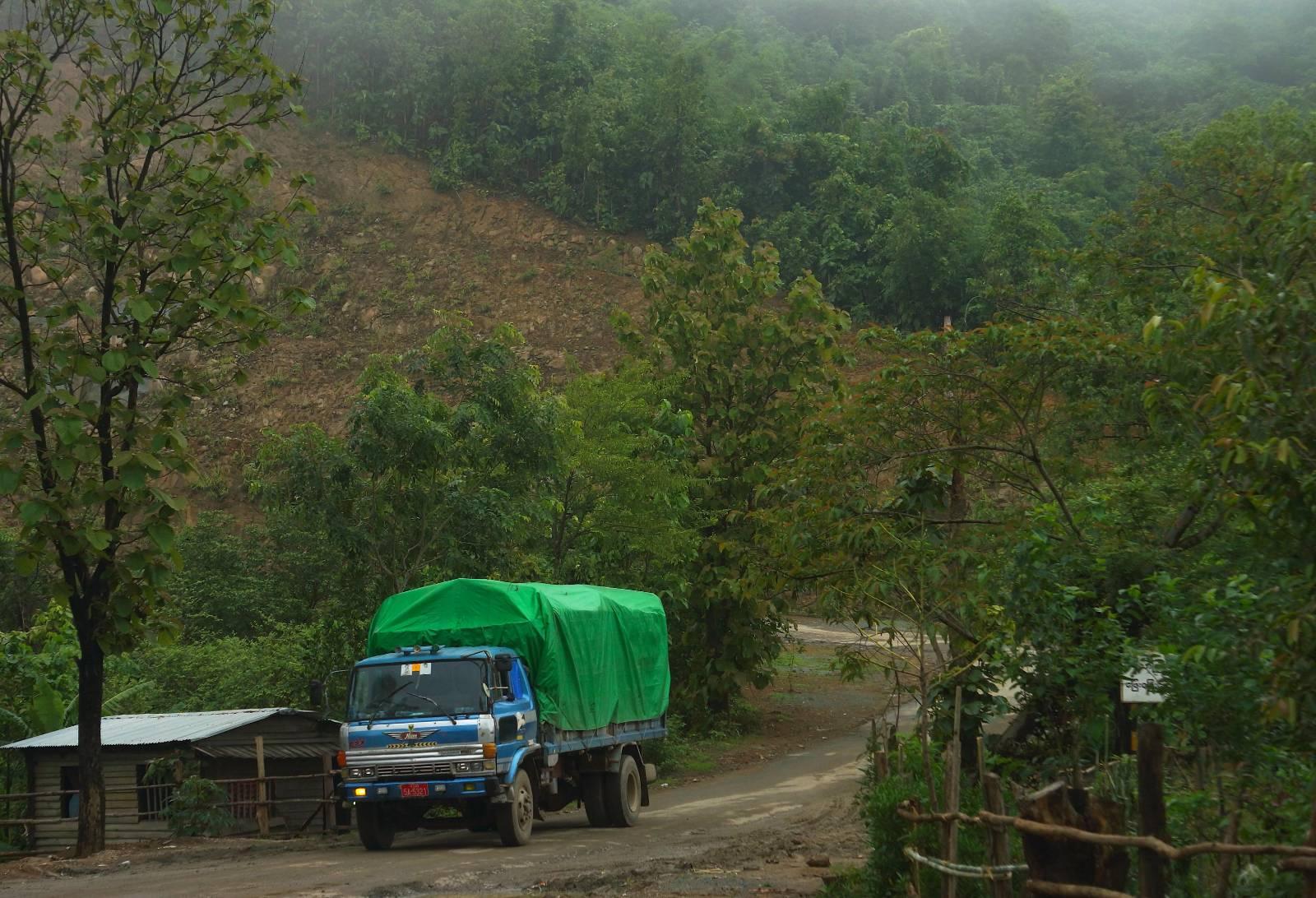 ပုံစာ-ပန်းတောင်းမြို့နယ်အပိုင် ဆင်လန်အဆင်းမှာ တောင်ပိုင်ကိုကန်တော့နေသည့် ကုန်ကားတစီး