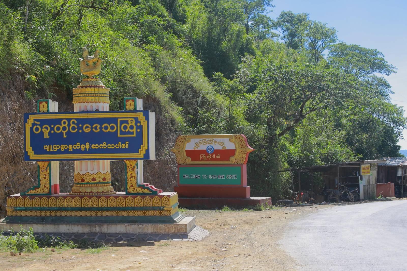 ပုံစာ-တောင်ကုတ်ကားလမ်းပေါ်က မိုးထိလို့နာမည်ကြီးသည့် နယ်ခြားမျဉ်းတနေရာ