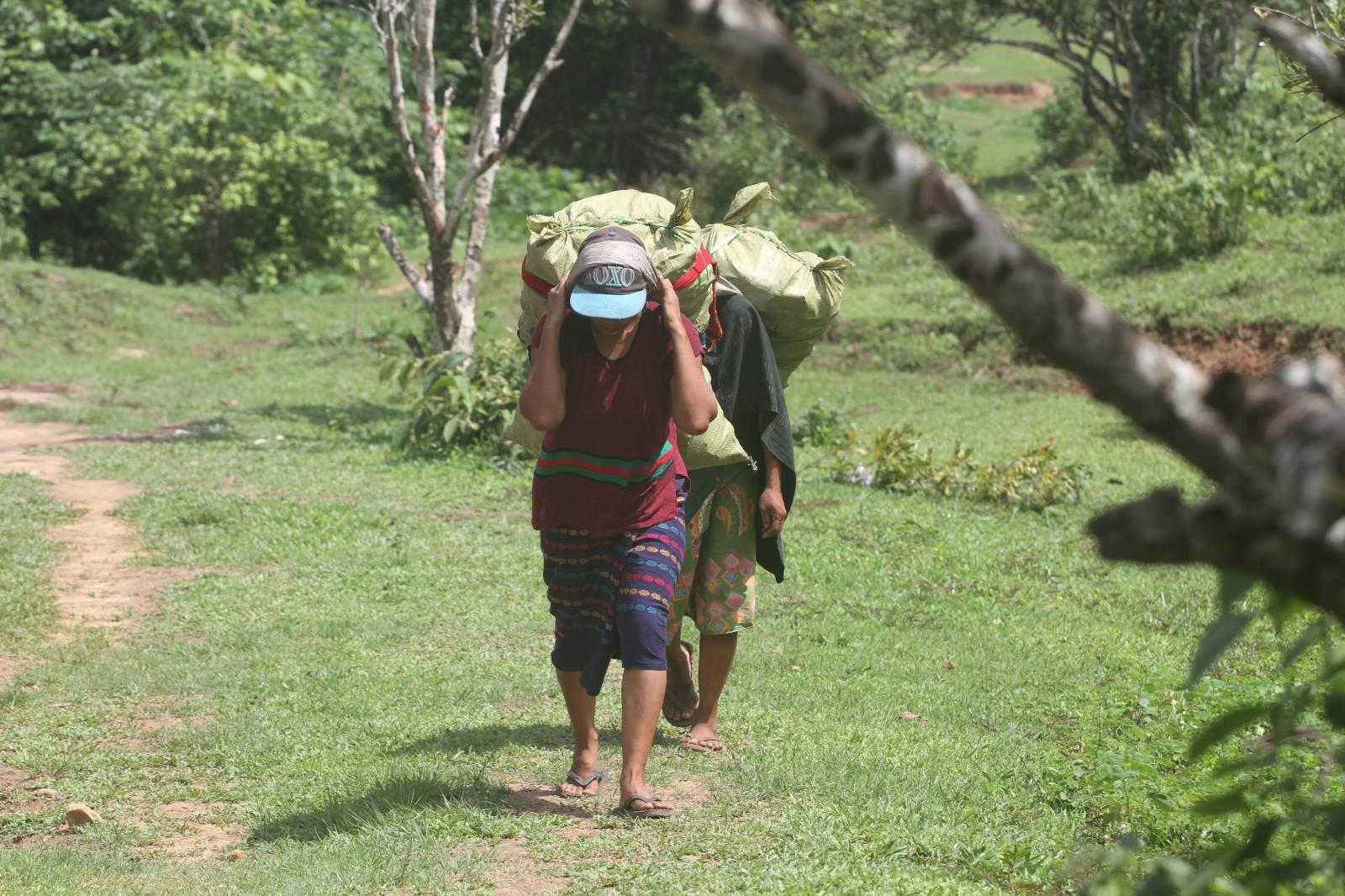 ပုံစာ-ရိုးအတွင်းမျှစ်ချိုးပြန်လာသည့် ညောင်ကျိုးဒေသခံအမျိုးသမီးများ