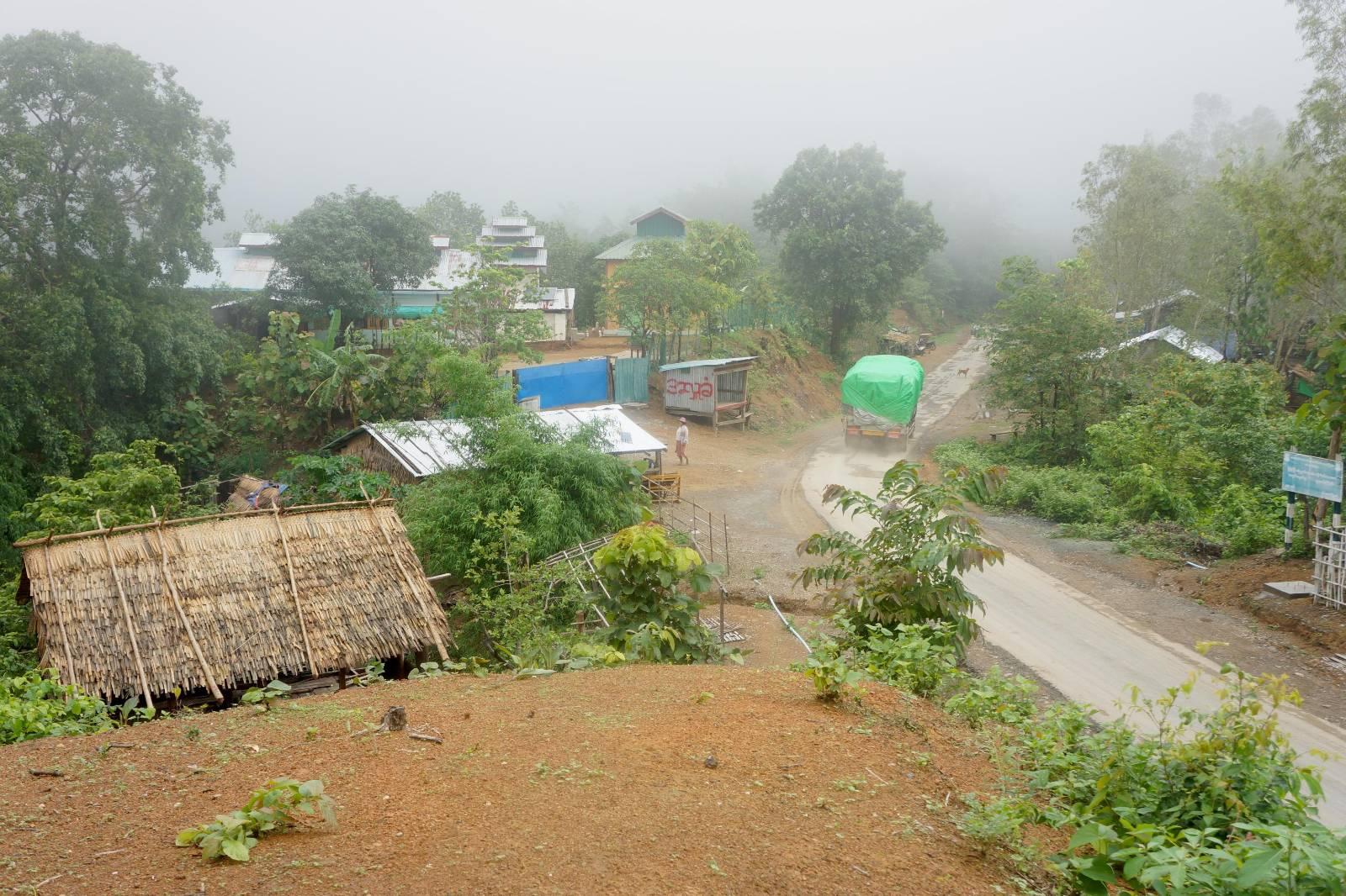 ပုံစာ-ပန်းတောင်း-တောက်ကုတ်ကားလမ်းပေါ်မှ ကုန်တင်ယာဉ်တစီးအားတွေ့ရစဉ်