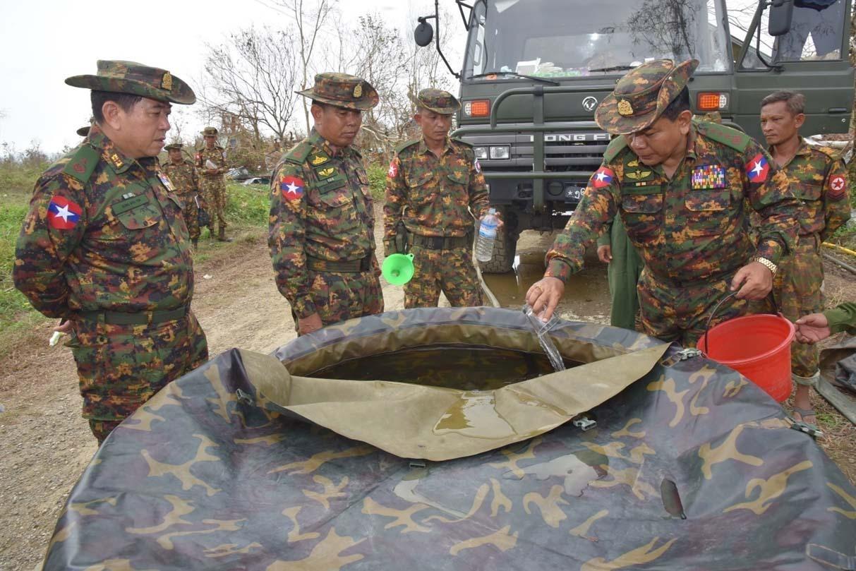 ပုံစာ - ညှိကွပ်ရာထူးမှ ဖယ်ရှားခံရပြီး ကာကွယ်ရေးဝန်ကြီးအဖြစ်ပြောင်းရွှေ့ခံရတဲ့ ဗိုလ်ချုပ်ကြီး မောင်မောင်အေး။