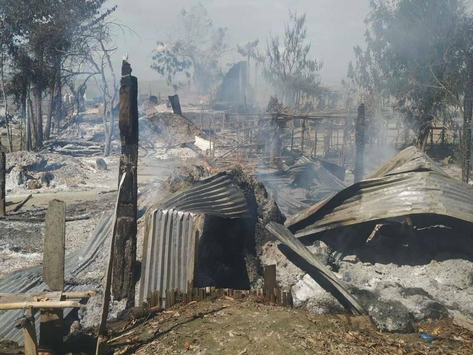 ပုံစာ - မီးရှို့ခံလိုက်ရသည့် ဟင်္သာမကျေးရွာမှ လူနေအိမ်များ။