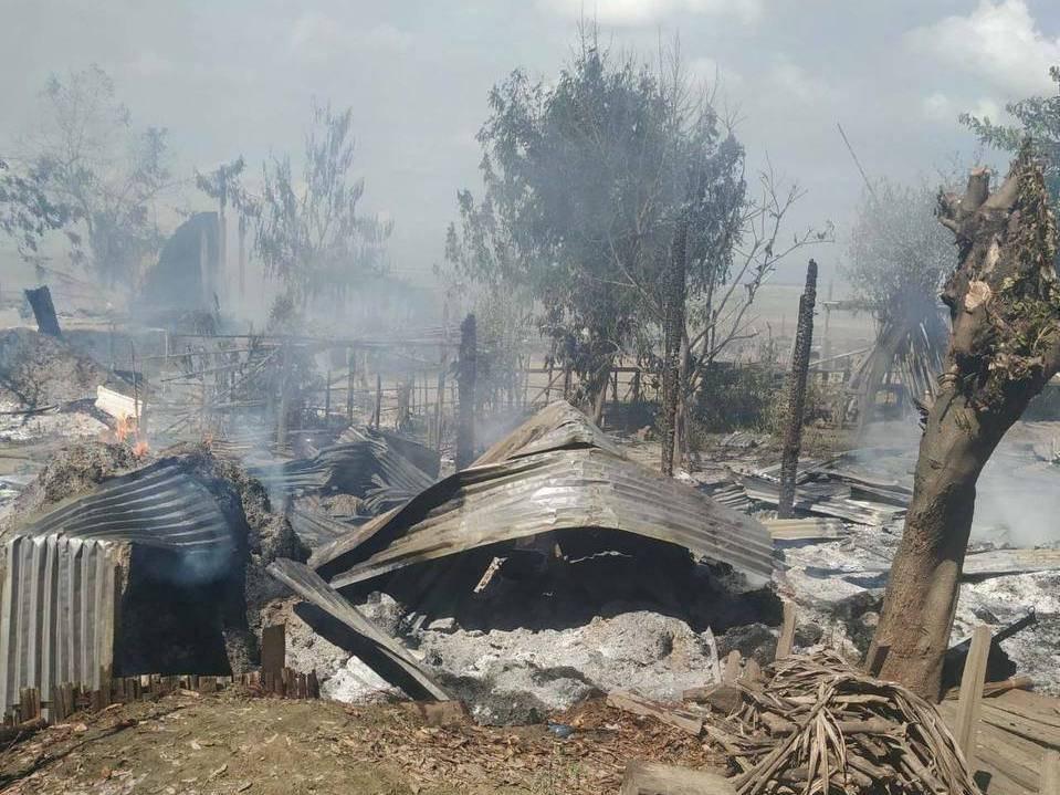 ပုံစာ - မီးရှို့ခံလိုက်ရသည့် ဟင်္သာမကျေးရွာမှ လူနေအိမ်များ။