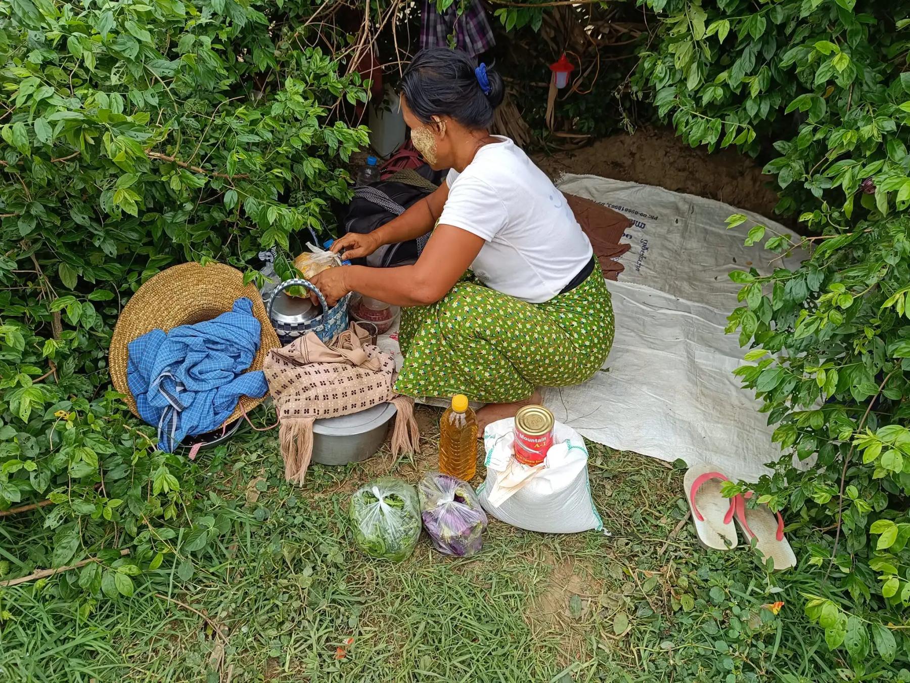 ဆားလင်းကြီးမြို့နယ်ထဲမှ စစ်ရှောင်တစ်ဦး( Photo – အညာပစ်တိုင်းထောင်လေးများ)