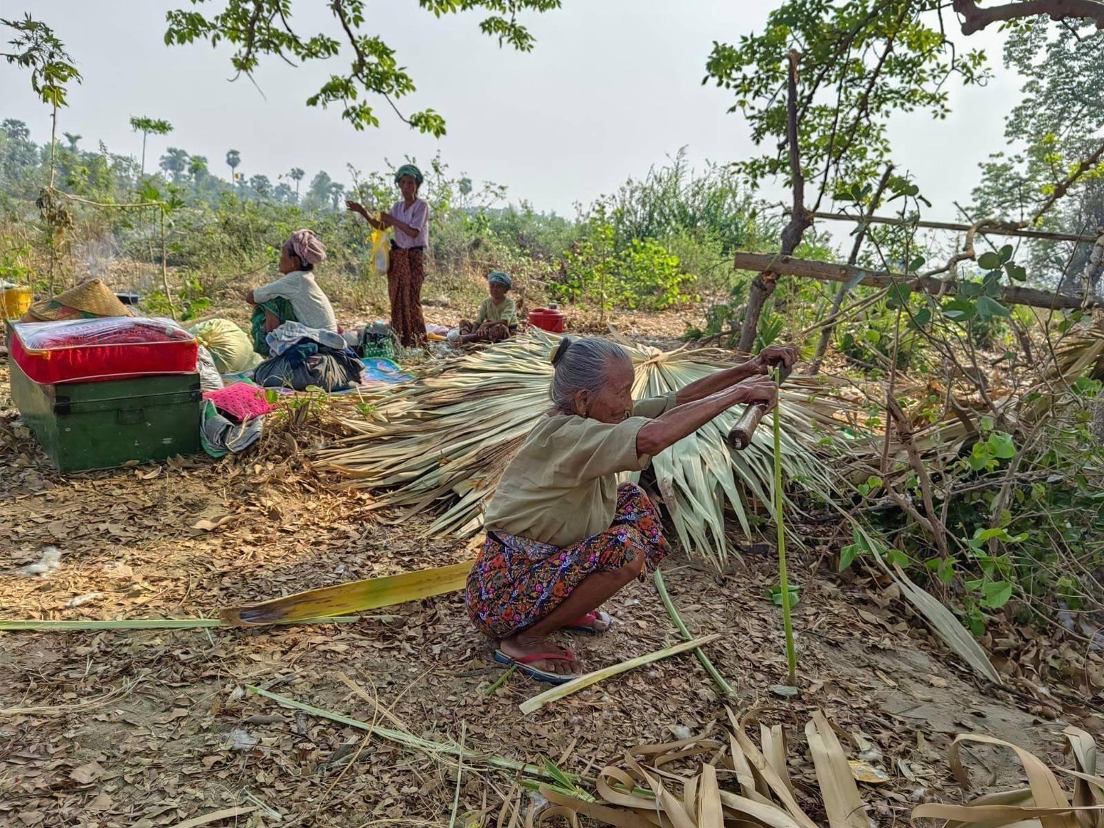 ပုံစာ - စစ်ကိုင်းတိုင်း၊ ဆားလင်းကြီးမြို့နယ်အတွင်းမှ စစ်ရှောင်အဘွားတဦး နေထိုင်မည့်နေရာပြုလုပ်ရန် ပြင်ဆင်နေစဥ်။