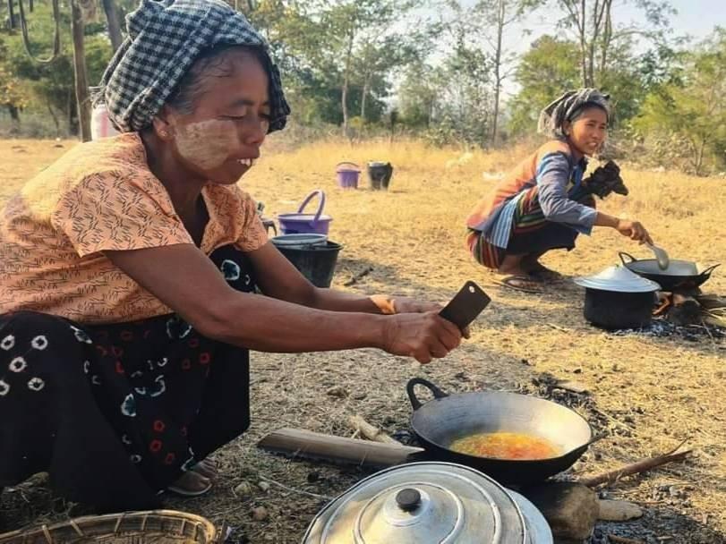 ပုံစာ - စစ်ကိုင်းတိုင်း၊ ဒီပဲယင်းမြို့နယ် တောစပ်တနေရာတွင် စစ်ရှောင်ရင်း ချက်ပြုတ်စား သောက်နေသည့် အမျိုးသမီး ၂ ဦး။