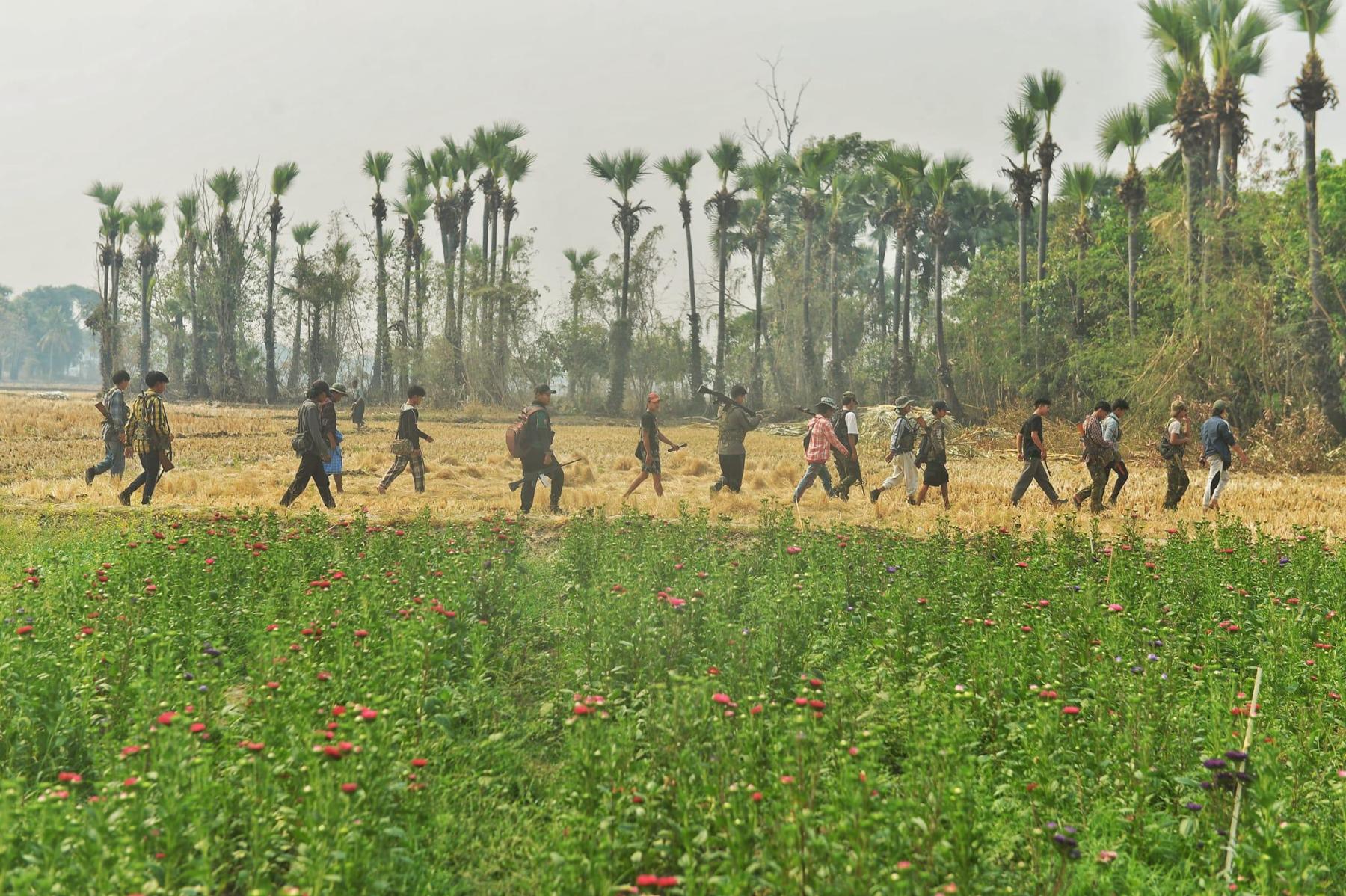 အာဏာသိမ်းစစ်တပ်ကိုတိုက်ခိုက်နေတဲ့ အညာဒေသက လက်နက်ကိုင်တပ်ဖွဲ့ဝင်များ။ Photo – U Pyay