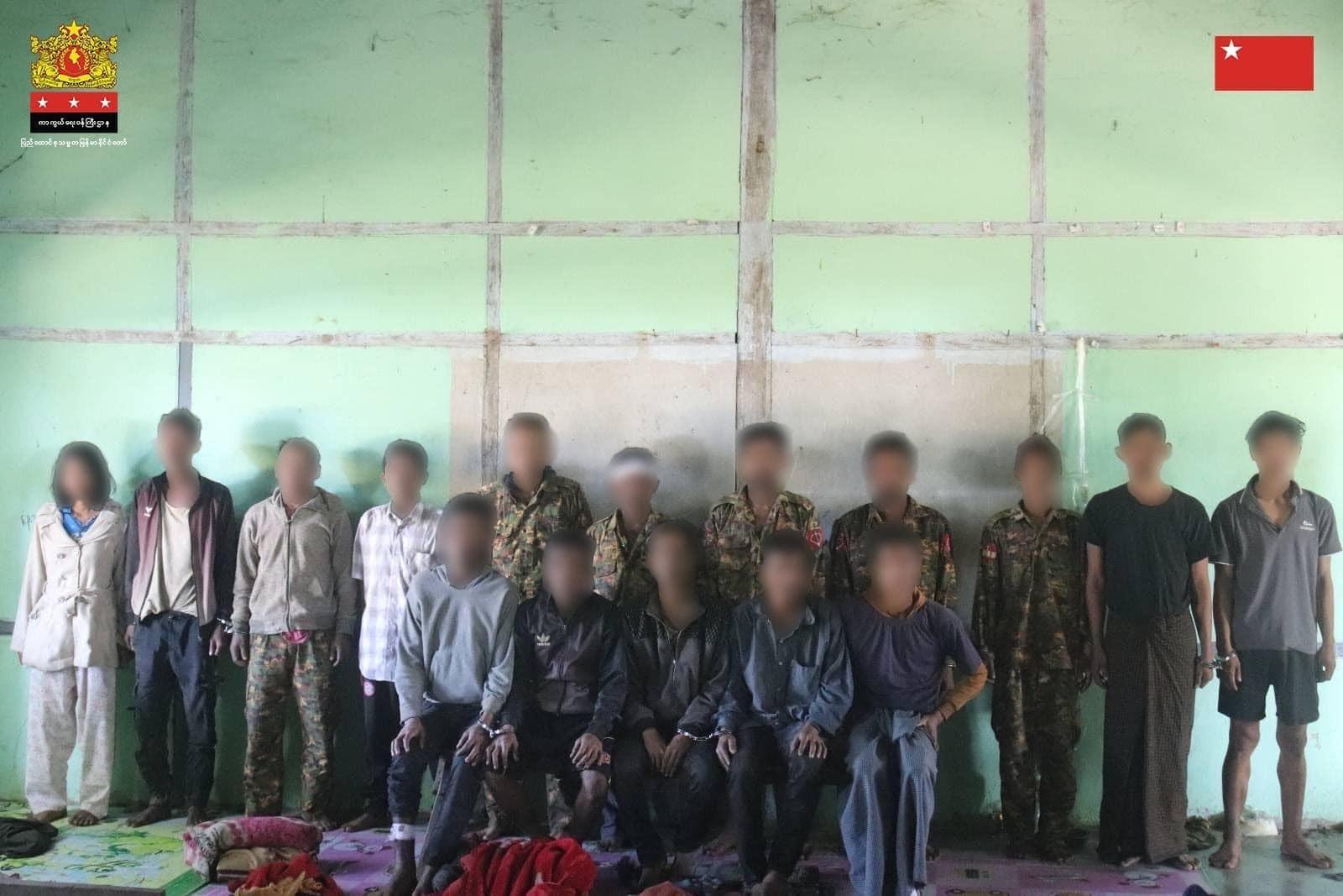 ပုံစာ -ရန်ကြီးအောင်စခန်းမှ ဖမ်းဆီးရမိသည့် စစ်ကောင်စီတပ်ဖွဲ့ဝင်များ။