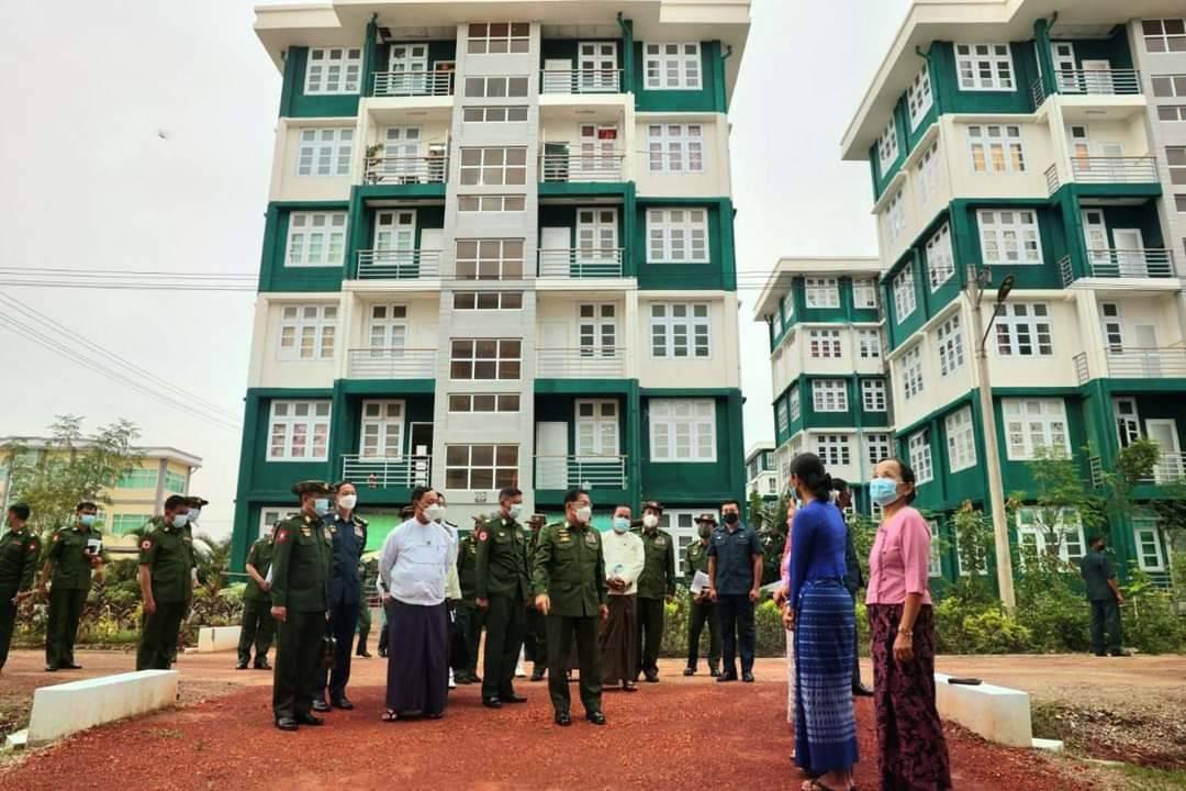 ၂၀၂၂ ခုနှစ်၊ မေလ ၂၆ ရက်နေ့က မြန်မာ့သားကောင်းစစ်မှုထမ်းဟောင်းအိမ်ရာကို စစ်ခေါင်းဆောင် မင်းအောင်လှိုင် လာရောက်စဉ်။