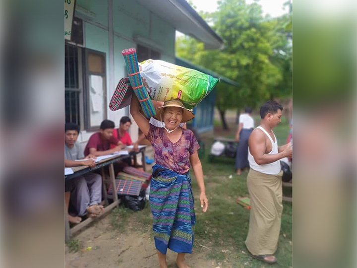 ဝက်လက်က မီးဘေးရှောင် အိမ်ထောင်စု ၁၀၀ ကျော်ကို ရိက္ခာထောက်ပံ့