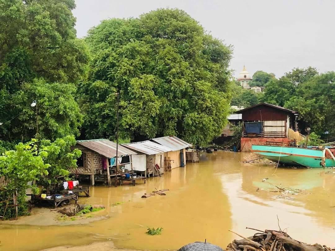 စစ်ကိုင်းမြို့ပေါ်ရပ်ကွက်နဲ့ ကျေးရွာ ၂၀ ခန့် မြစ်ရေဝင်ရောက်နေလို့ ဒေသခံရာနဲ့ချီ ပြောင်းရွှေ့နေရ