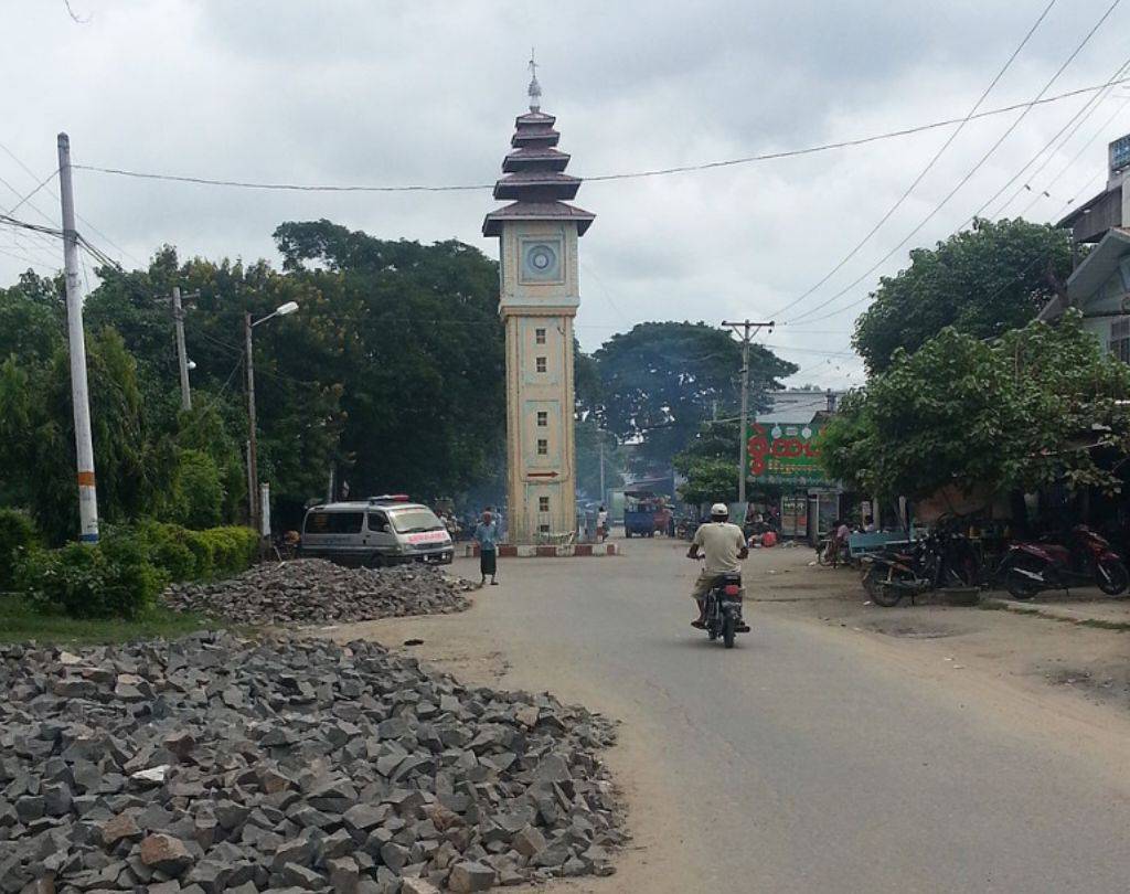 ရေဦးမှာ စစ်ကောင်စီတပ်ဖွဲ့တွေက အမျိုးသမီးတွေကိုပါပေါ်တာဆွဲလို့ မြို့တဝက်ကျော် တိမ်းရှောင်နေရ