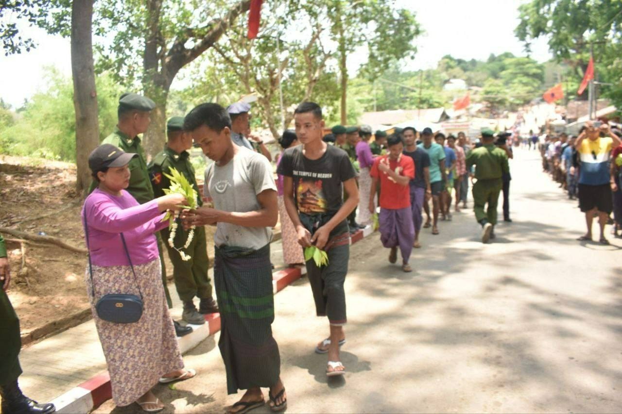 စစ်မှုထမ်းဖို့ လူငယ်တွေကို နေအိမ်အထိ စစ်တပ်က ဖမ်းခေါ်နေ