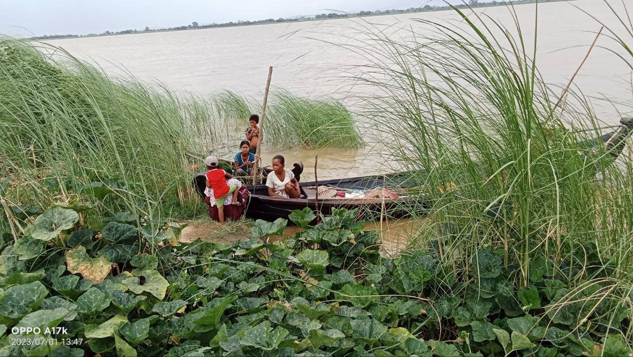 ရေလယ်ကျွန်းမှာ မြစ်ရေကြီးလာလို့ စစ်ရှောင်တွေပြောင်းရွေ့နေကြရပြီး ဝါးနဲ့မိုးကာ အကူအညီ လိုအပ်နေ