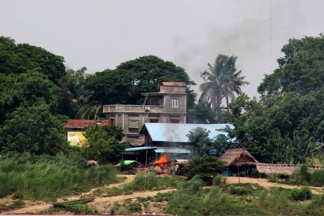 ညောင်ပင်ကြီးရွာ စက်လှေဆိပ်မှာရှိတဲ့ တဲတွေကို စစ်အုပ်စုက မီးရှို့