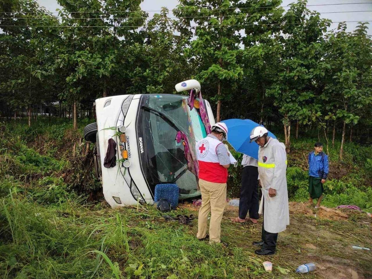 ဒိုက်ဦးမြို့နယ် အမြန်လမ်းပေါ်မှာ ခရီးသည်တင်ယာဥ် တိမ်းမှောက်လို့ ၁ ဦးသေ၊ ၁၅ ဦးဒဏ်ရာရ