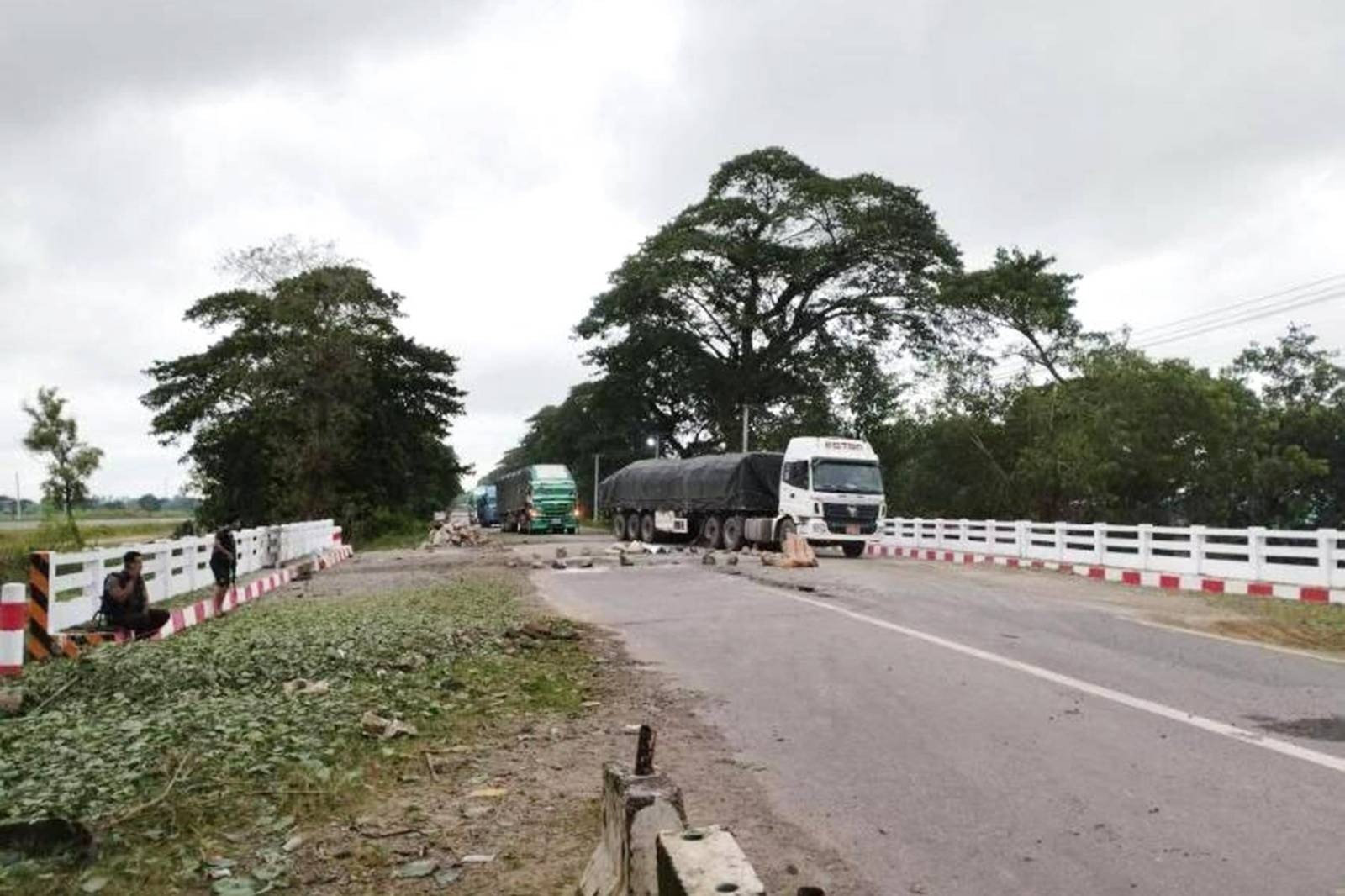 စစ်တပ်ထောက်ပို့လမ်းကြောင်းကို မိုင်းထောင်ချိန် ပစ်ခတ်မှုဖြစ်ပြီး ရဲတွေဘက်က ၂ဦးသေ ၁ဦးဒဏ်ရာရ