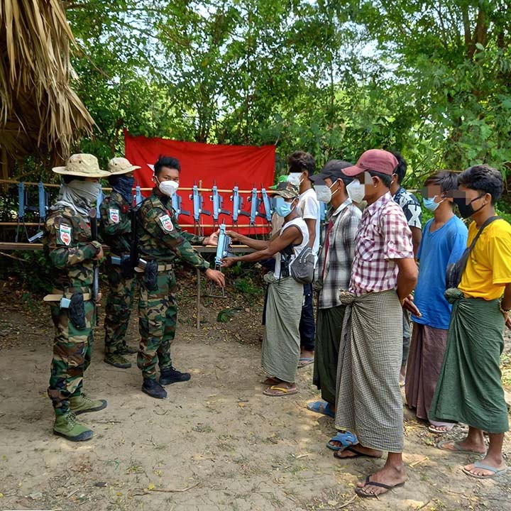 စစ်ကိုင်းတိုင်းရှိ ရွာ ၂ ရွာကို ယက္ခညီနောင်အဖွဲ့ - မန္တလေး က ၉ မမ လက်နက်ငယ်တွေ ပေးအပ်