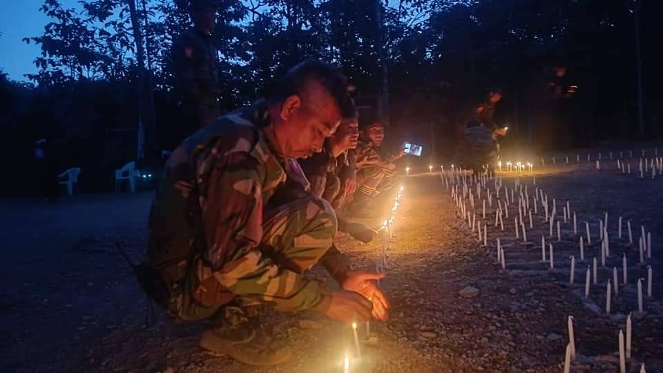 သီတင်းကျွတ်လပြည့်နေ့မှာ မြေလတ်ဒေသက ပြည်သူ့ကာကွယ်ရေးတပ်ဖွဲ့အချို့ မီးပူဇော်ပွဲကျင်းပ