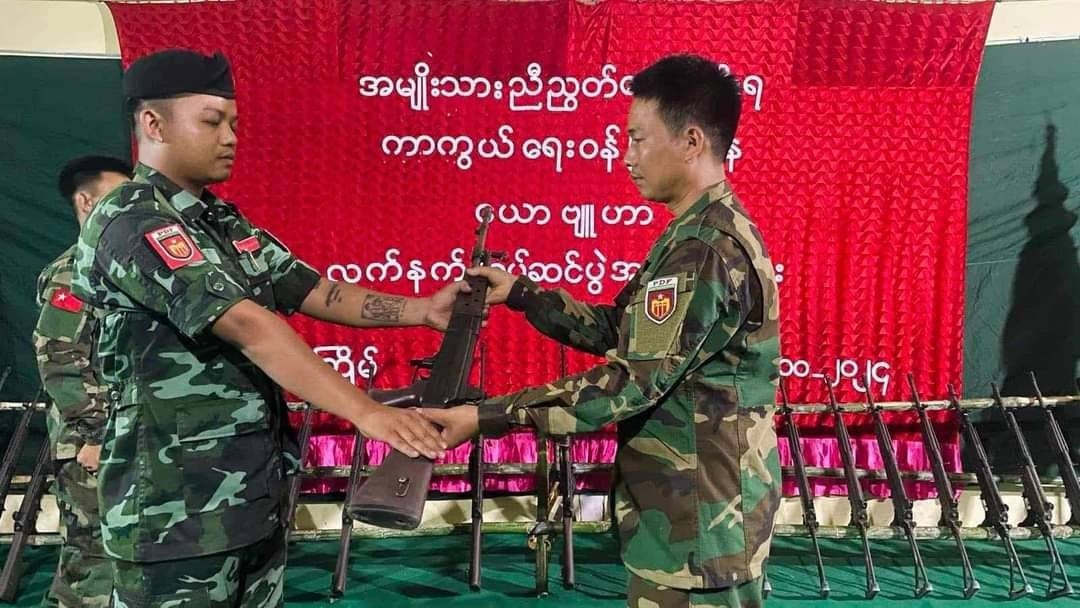 မန္တလေးနဲ့ယောဒေသက PDF တွေအတွက် လက်နက်၊ ခဲယမ်းနဲ့ ချပ်ဝတ်တန်ဆာတွေ တပ်ဆင်ပေး