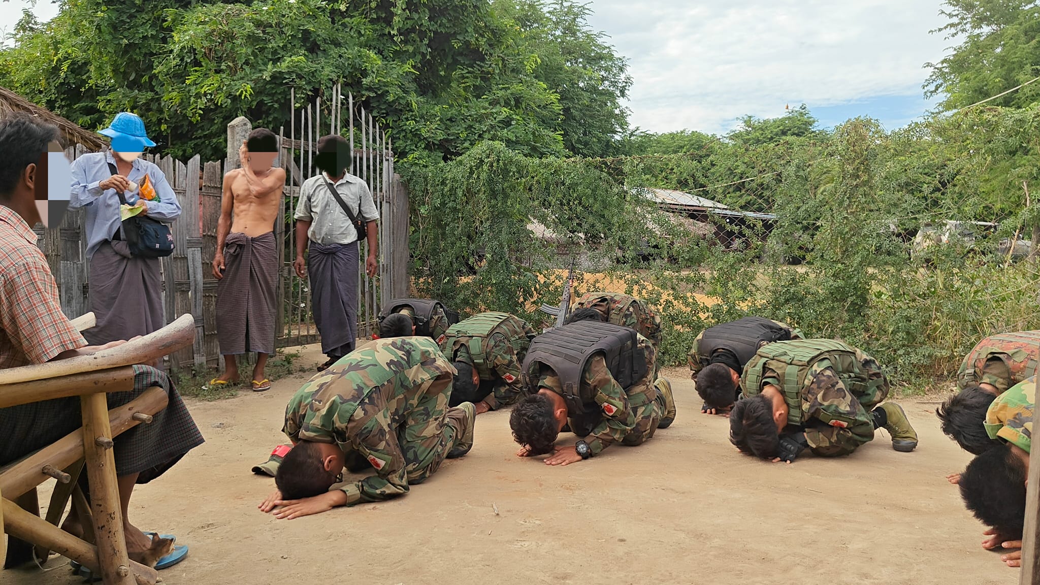 ရှမ်း-မန်း စစ်ဆင်းရေးမှာ ကျဆုံးခဲ့တဲ့ ရဲဘော် ၉ ဦးရဲ့မိဘတွေကို ဒေါင်းနီ PDF က ထောက်ပံငွေပေးအပ်ကန်တော့