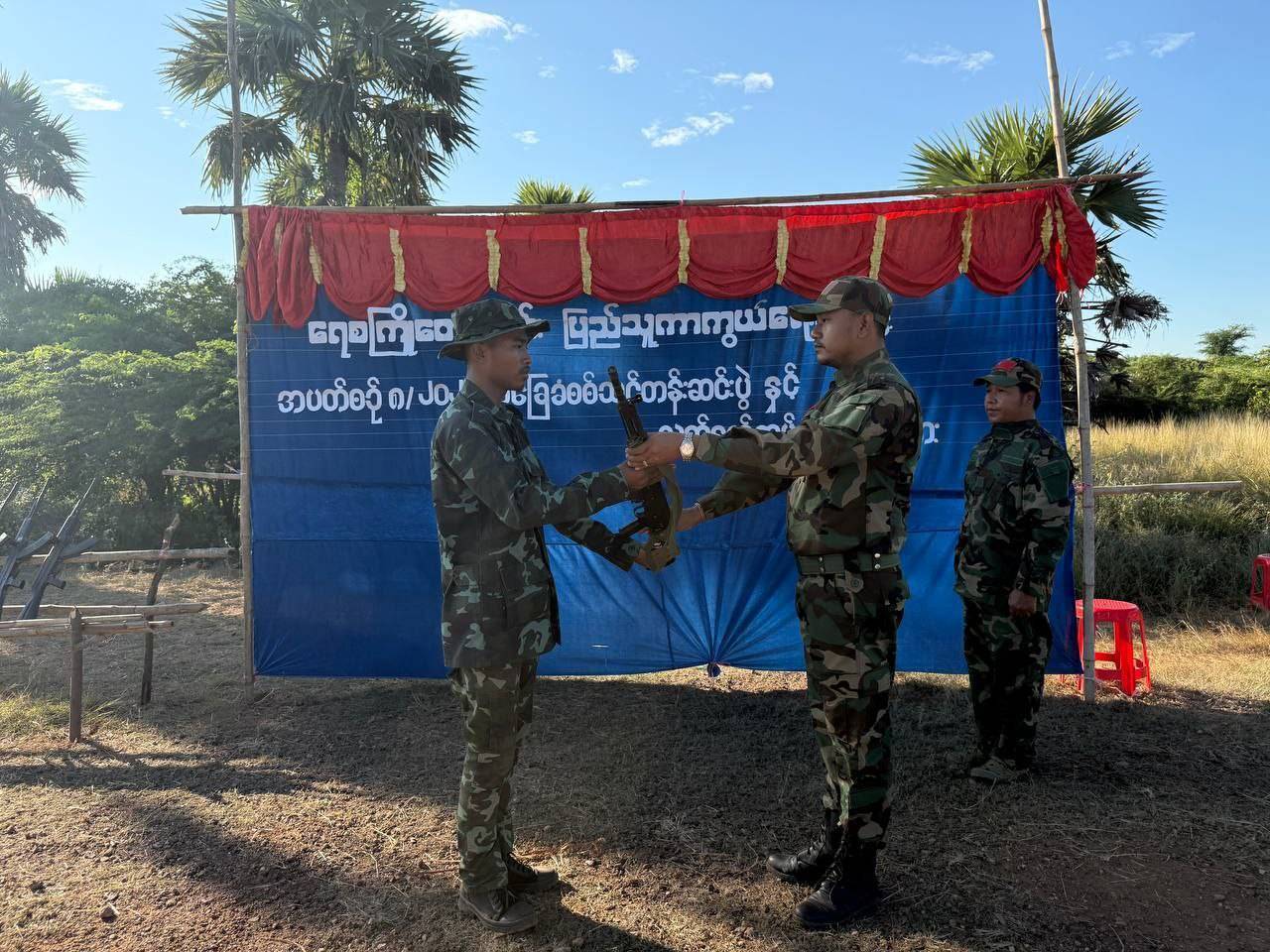 အထူးတိုက်ခိုက်ရေးသင်တန်းမှာ ပါဝင်ခဲ့တဲ့ တပ်ဖွဲ့ဝင် ၂၂ ဦးကို ကိုယ်စီလက်နက်တပ်ဆင်ပေး