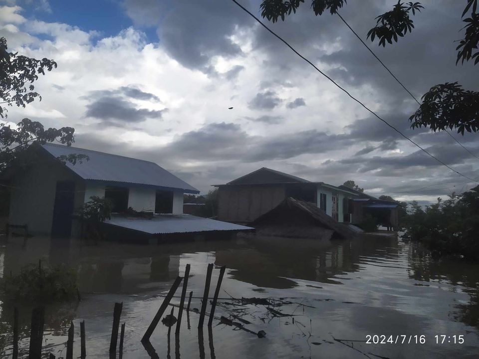 အောင်လံက ရေကွမ်းလောင်းရွာ တရွာလုံးနီးပါးရေမြုပ်ပြီး စားစရာနဲ့သောက်ရေလိုအပ်နေ