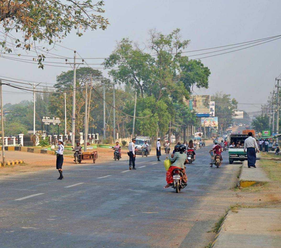 ယာဉ်စစ်ဆေးဖမ်းဆီးဖို့လာတဲ့စစ်အုပ်စု မိုင်းဆွဲခံရလို့ အမျိုးသမီးယာဥ်ထိန်းရဲ ၁ ဦး ဒဏ်ရာပြင်းထန်