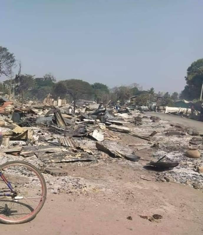 စစ်ကောင်စီနေရာတွေ တိုက်ခိုက်ခံရအပြီး လက်နက်ကြီးပြန်ပစ်လို့ စျေးဆိုင် ၅၀ ကျော် မီးလောင်ပျက်စီး