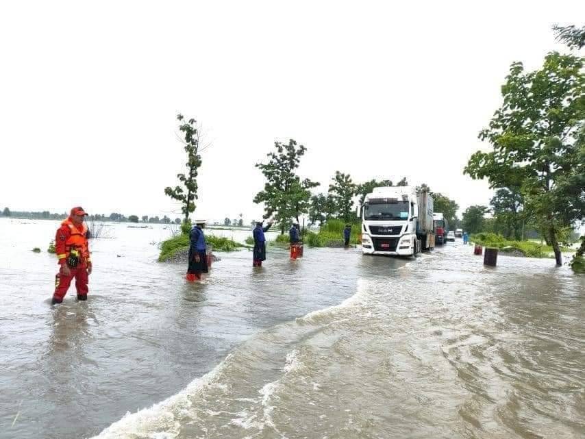 အုတ်ဖိုက ရန်ကုန် - ပြည်လမ်းမပေါ် ရေကျော်နေ