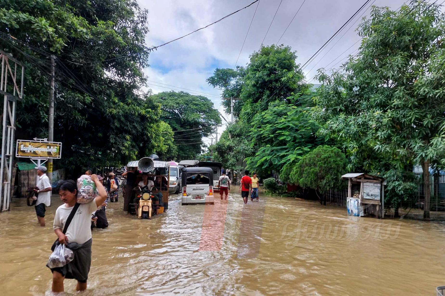 ပြည်မြို့မှာ ရေဆက်တက်နေပြီး ရေလွတ်ရာရွှေ့ပြောင်းနေရ (Photo News)