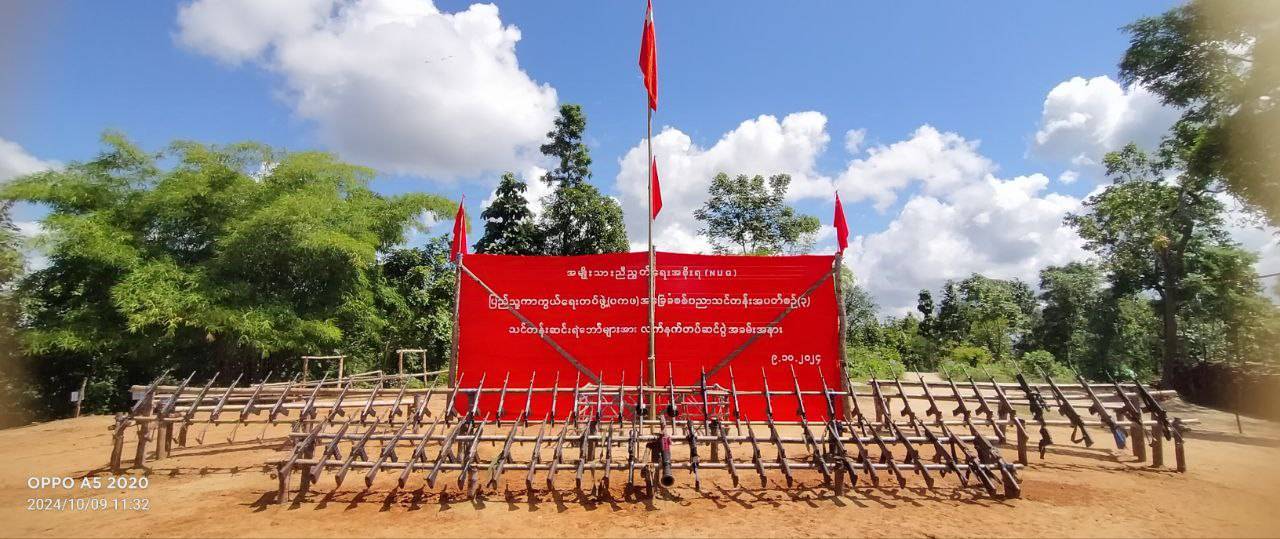 အပတ်စဥ် ၃ စုဖွဲ့လေ့ကျင့်မှုသင်တန်းမှာ ပါဝင်ခဲ့တဲ့ ရဲဘော် ၆၅ ဦးကို လက်နက်တပ်ဆင်ပေး