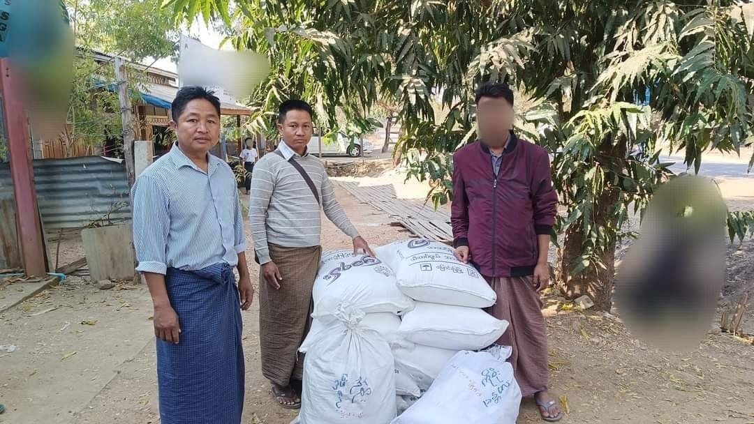 ပုလဲနယ်က စစ်ရှောင်အချို့ကို မြို့နယ် ပအဖ က ငွေနဲ့ရိက္ခာလှူဒါန်း