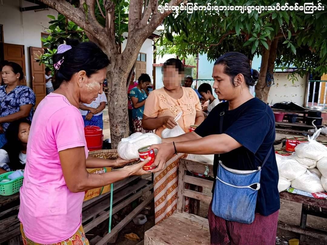 ဆားလင်းကြီးမြို့နယ်ထဲက မီးဘေးသင့်စစ်ရှောင်စခန်းကို ဆန်နဲ့အသားတုလှူဒါန်း