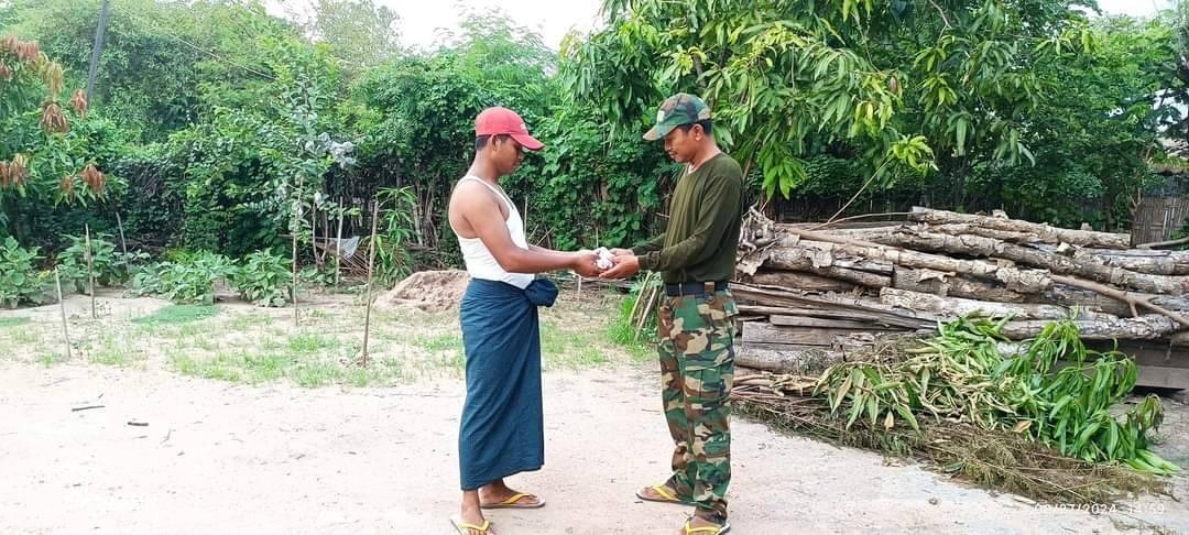 အဓမ္မဖမ်းဆီးခံရပြီး စစ်သင်တန်းတက်ခဲ့ရတဲ့ စစ်သားတဦး လက်ပစ်ဗုံးယူပြီး အလင်းဝင်လာ