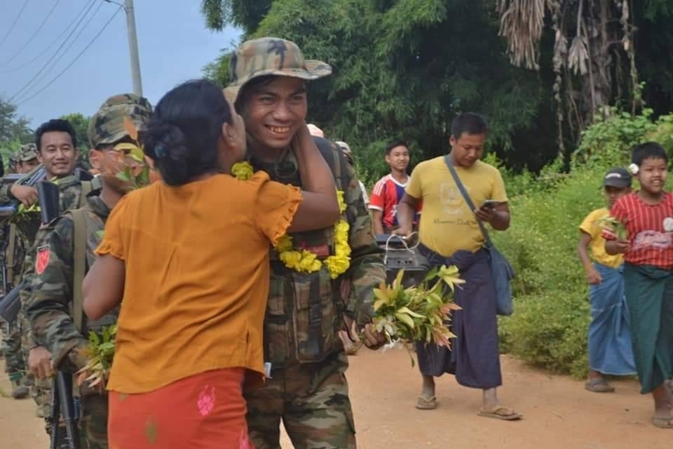 မင်းရွာရဲစခန်းသိမ်းနိုင်ခဲ့တဲ့ ရဲဘော်တွေကို ပြည်သူတွေကြိုဆို (Photo News)