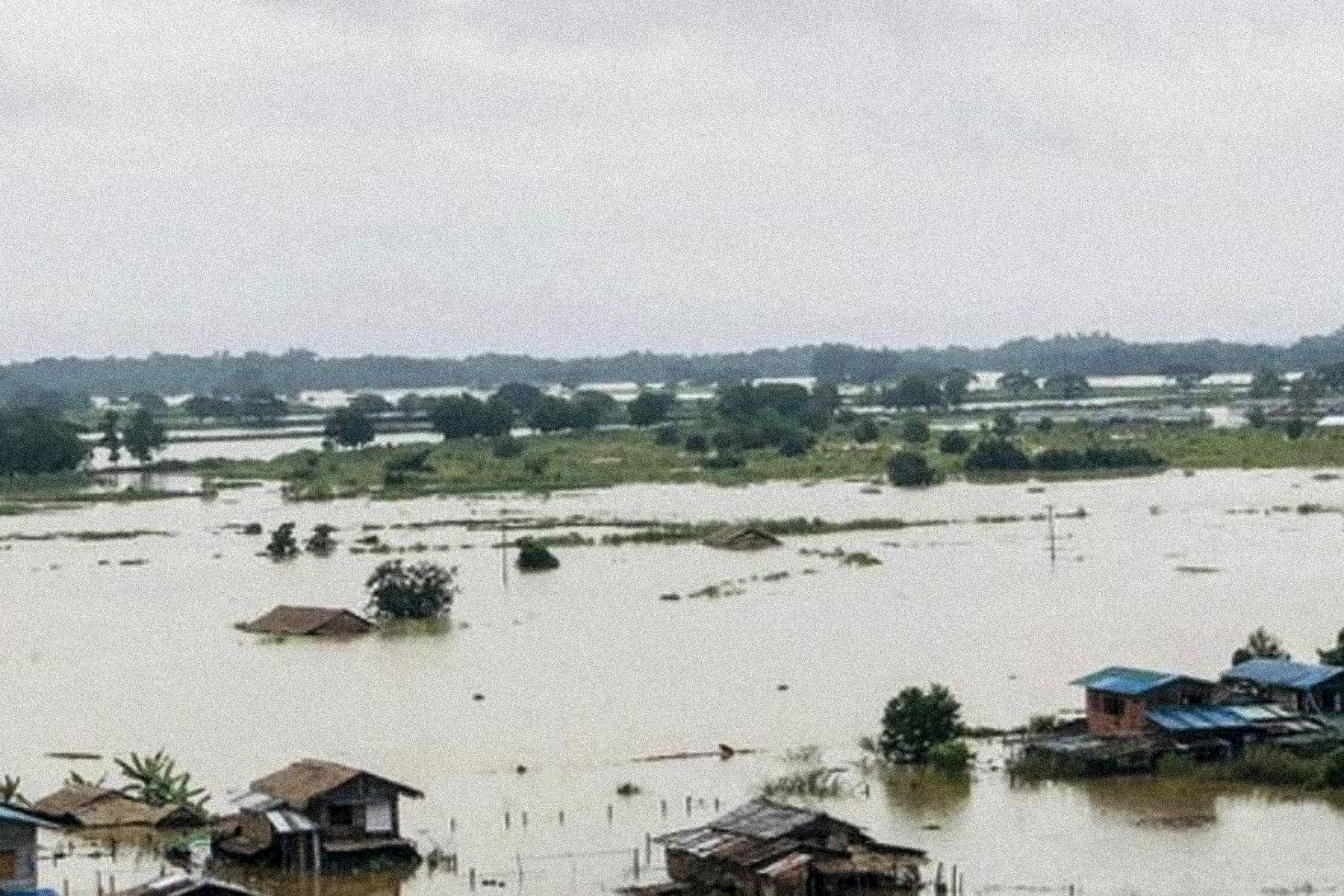 ပဲခူးရေကြီးမှုမှာ မိုးစပါးဧက သောင်းချီပျက်စီးပြီး စပါးပြန်မစိုက်နိုင်မှာကို တောင်သူတွေစိုးရိမ်