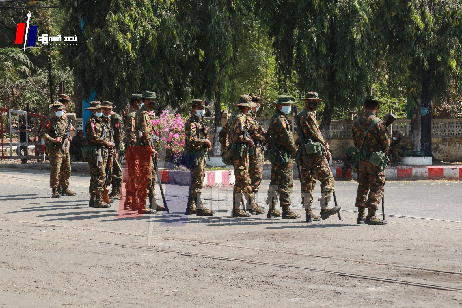 စစ်ကောင်စီတပ်ဖွဲ့ဝင်ချင်း အချင်းများပြီး လက်ပစ်ဗုံးနဲ့ပစ်လို့ တပ်ကြပ်ကြီးနဲ့တပည့်ဖြစ်သူ သေဆုံး    ■ လက်ပစ်ဗုံးနဲ့ပစ်တဲ့စစ်ကောင်စီတပ်သားက လက်နက်ယူပြီးထွက်ပြေးသွားလို့ တောနင်းရှာဖွေနေ