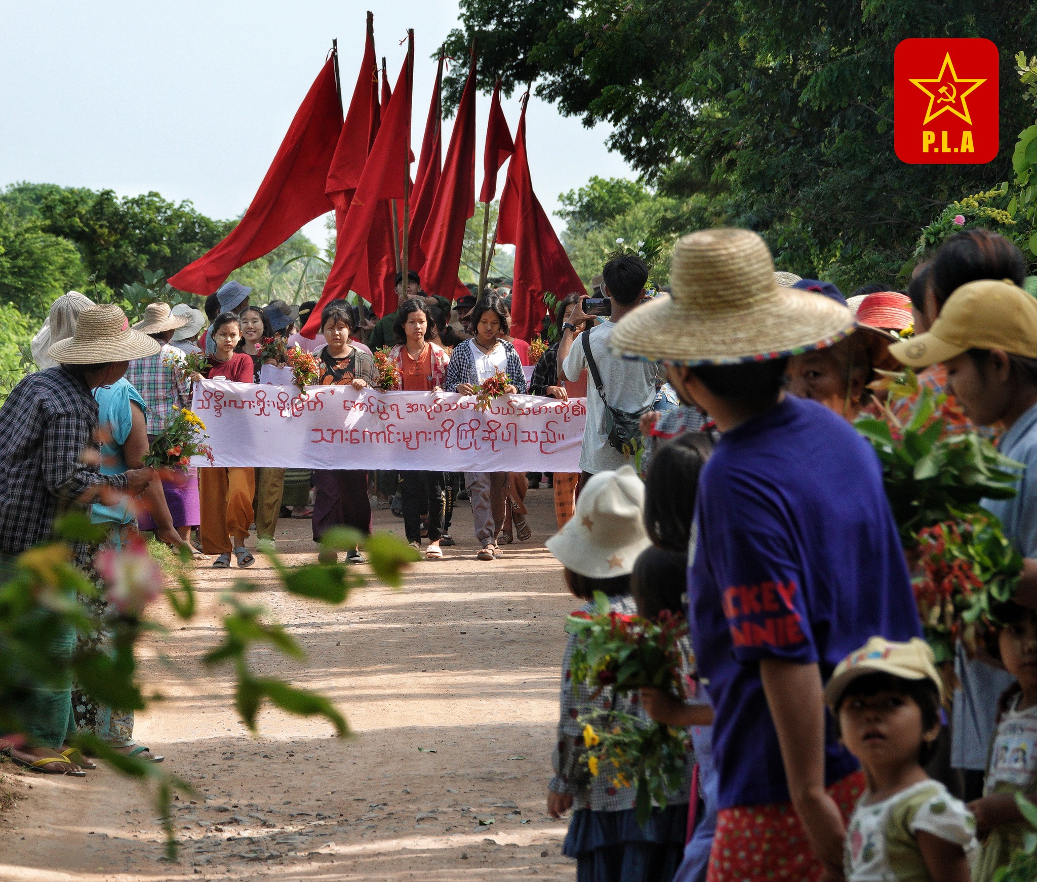 အောင်ပွဲရ PLA ရဲဘော်တွေကို အညာလူထုက ကြိုဆို (Photos News)