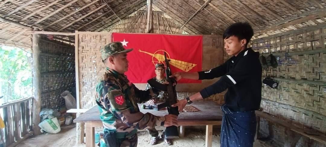 ABSDF ထံ ပျူစောထီး ၁ ဦး ကျည်ဆံမျိုးစုံအပါ သေနတ် ၁ လက်နဲ့ အလင်းဝင်