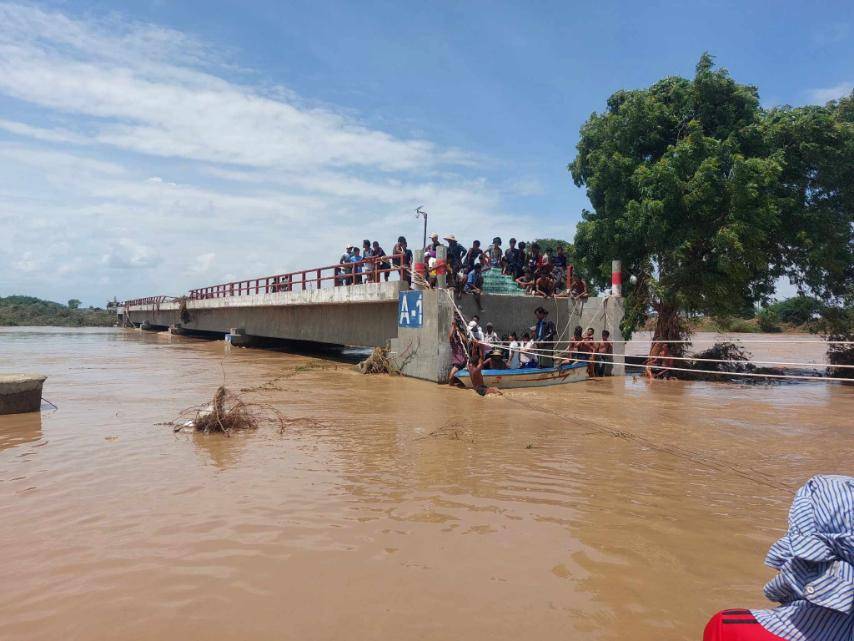 စမုံဆည်ကျိုးလို့ ရွာပေါင်း၂၀ကျော် အပျက်အစီးများပြီး လူသောင်းနဲ့ချီ အကူအညီလိုအပ်နေ