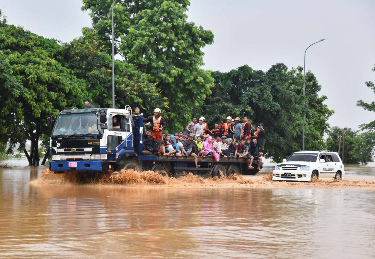 နေပြည်တော် ကပစ ၁ မှာလည်း နေအိမ်တွေနစ်မြုပ်နေပြီး စစ်သား ၂ ဦးအပါ လူဒါဇင်ဝက်ထက်မနည်းသေဆုံးထားကာ ပျောက်ဆုံးမှုများနေ