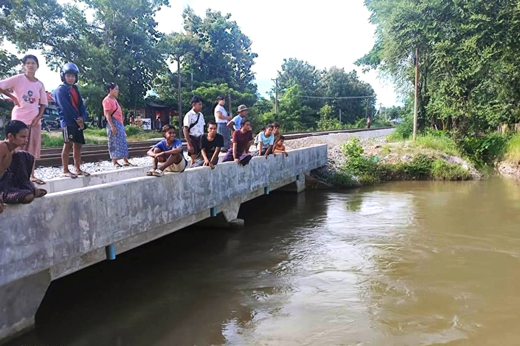 ရိုးလေးချောင်းအတွင်း ခုန်ချသွားတဲ့ လူငယ်တဦးကို ပြန်ရှာမတွေ့သေး