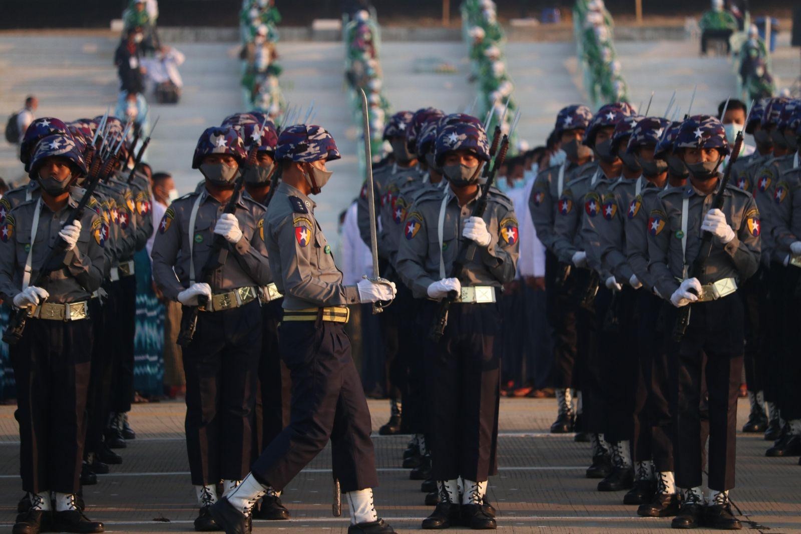 မုံရွာမြို့ပေါ် မီးပွိုင့်အနီး ရဲ ၂ ဦးအပစ်ခံရပြီး သေဆုံး    ■ ပစ်ကူပေးတဲ့ စစ်ကောင်စီတပ်ဖွဲ့နဲ့လည်း ပစ်ခတ်မှုထပ်ဖြစ်လို့ စစ်သား ၄ ဦး သေဆုံးတယ်လို့ဆို