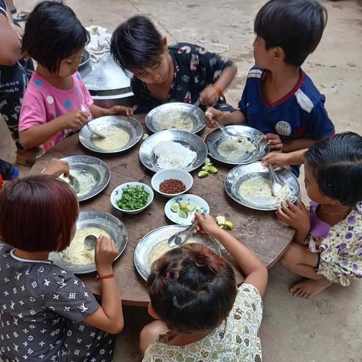 ဆားလင်းကြီးက စစ်ရှောင်ကလေးငယ်တွေကို အာဟာရကျွေးမွေး (Photo News)