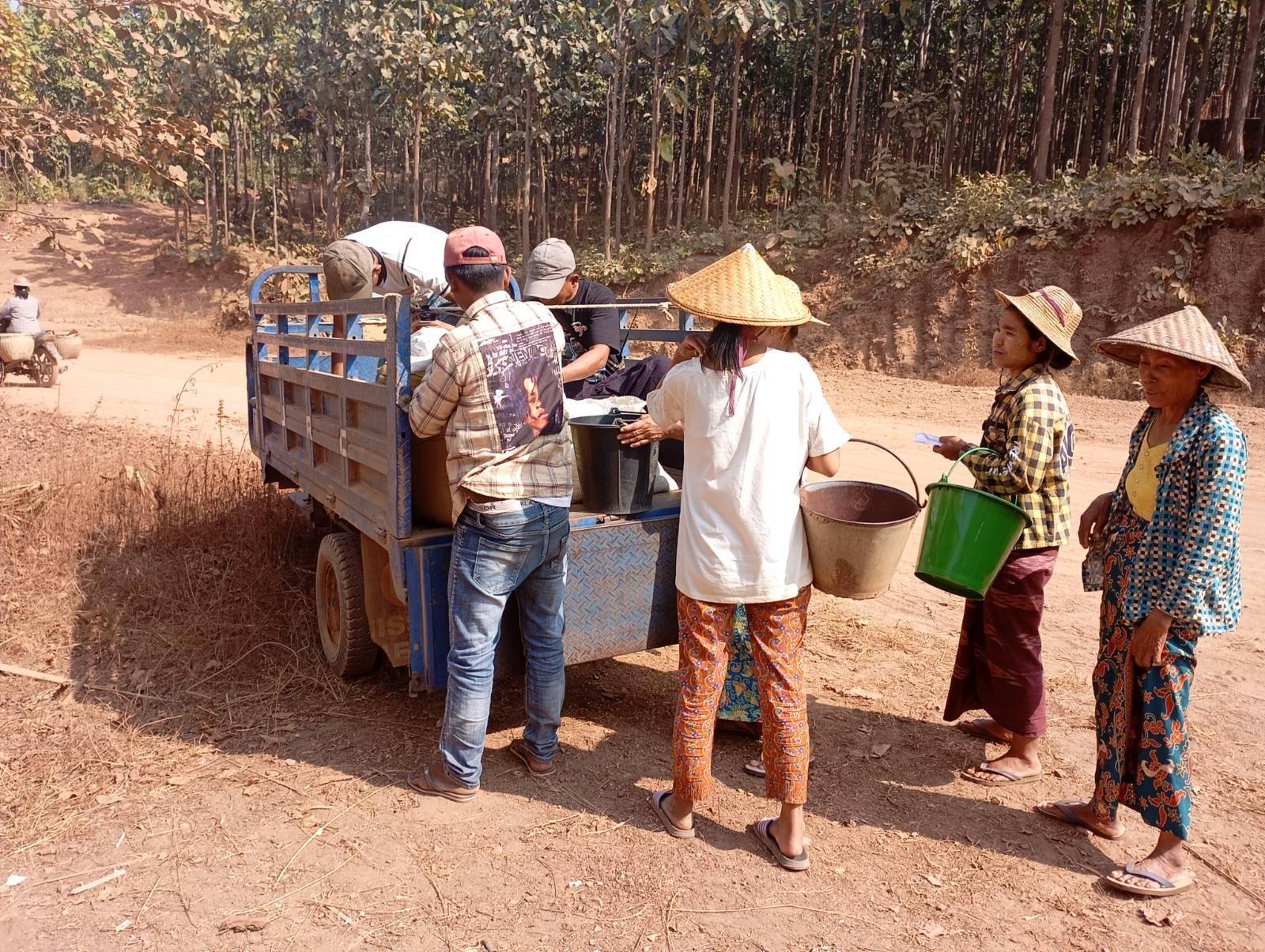 ကောလင်းအနောက်ခြမ်းက စစ်ရှောင်အိမ်ထောင်စု ၁၂၀ ကို အခြေခံစားသောက်ကုန်များလှူဒါန်း