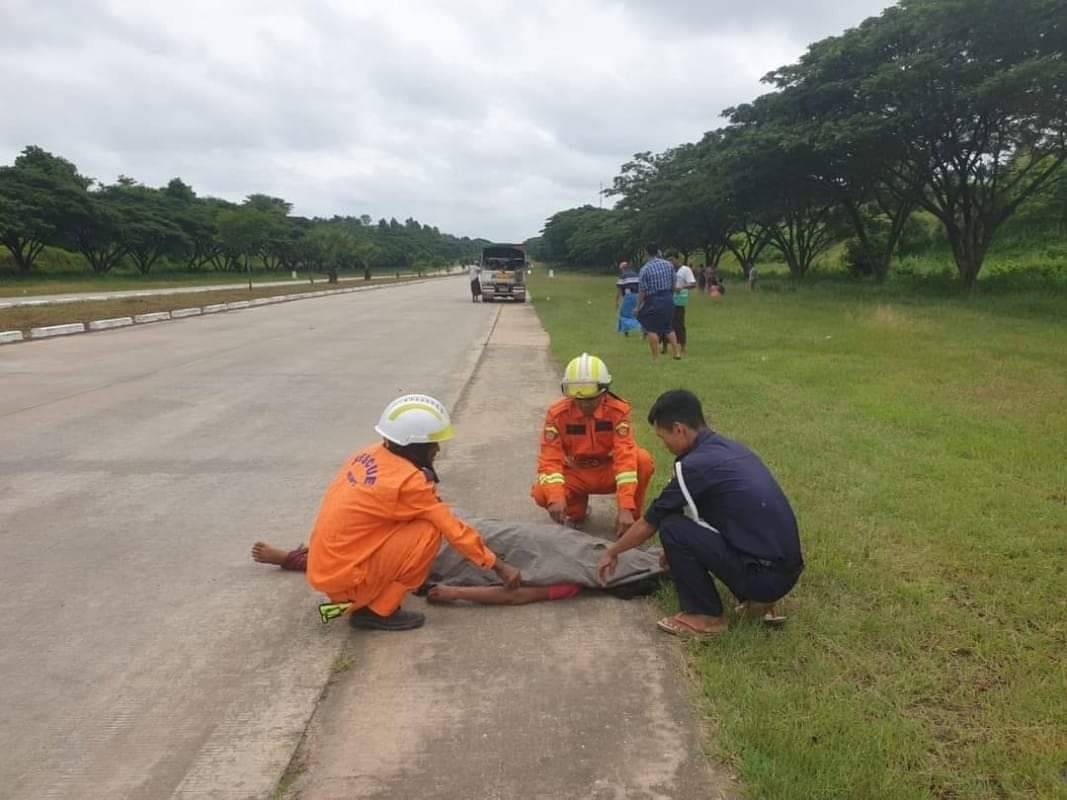 အမြန်လမ်းမှာ မောင်းနှင်နေတဲ့ကားပေါ်ကနေ အမျိုးသမီးတဦး ခုန်ချပြီးသေဆုံး