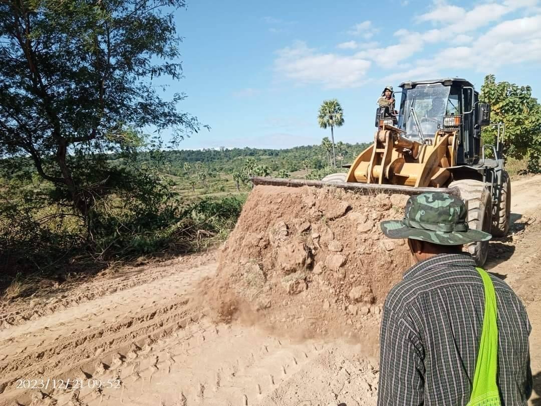 ယင်းမာပင်မှာ စစ်ရှောင်လမ်းပိုင်းကို PDF ရဲဘော်တွေက ဦးဆောင်ပြုပြင်နေ