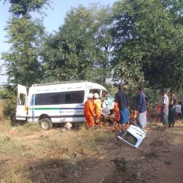 ခရီးသည်တင်ကား ၁ စီး လမ်းဘေးသစ်ပင်ဝင်တိုက်လို့ ၁ ဦးသေပြီး ၅ ဦးဒဏ်ရာရ